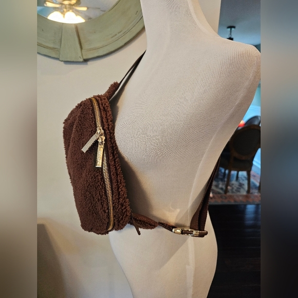 Lululemon Brown Sherpa Fleece Everywhere Zip Belt Sling Bag 2L Gold Hardware - Picture 4 of 12
